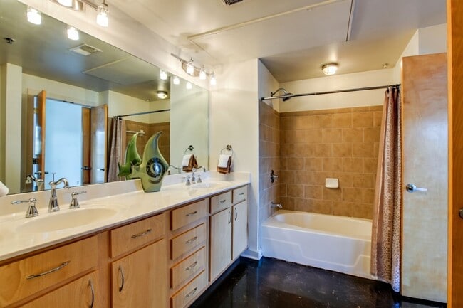 Building Photo - Beautiful 3 Bedroom Condo in Midtown