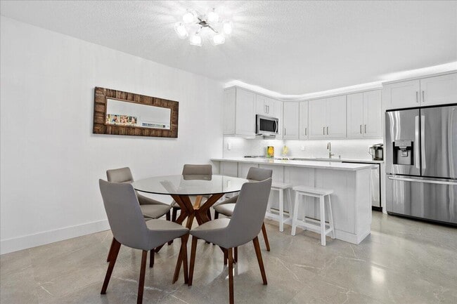 Building Photo - 709 7th Ln