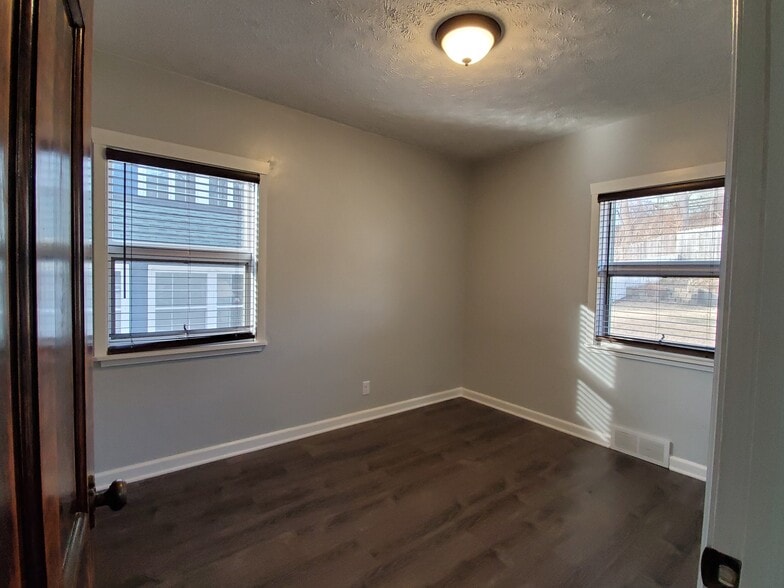Building Photo - 138 Elmwood Dr