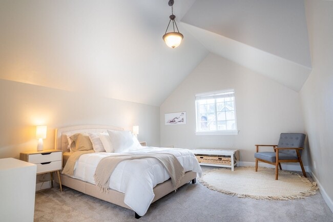 Building Photo - Amazing Updated Braeburn Townhome close to all Bend has to offer!