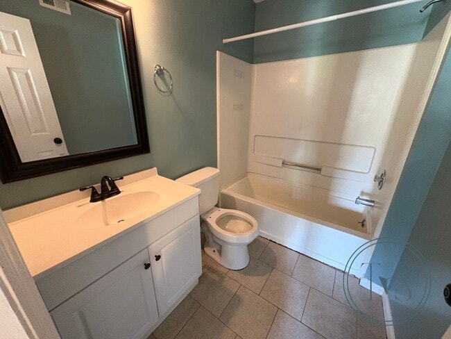 Building Photo - MOVE IN SPECIAL: $500 OFF 1ST MONTH'S RENT!**