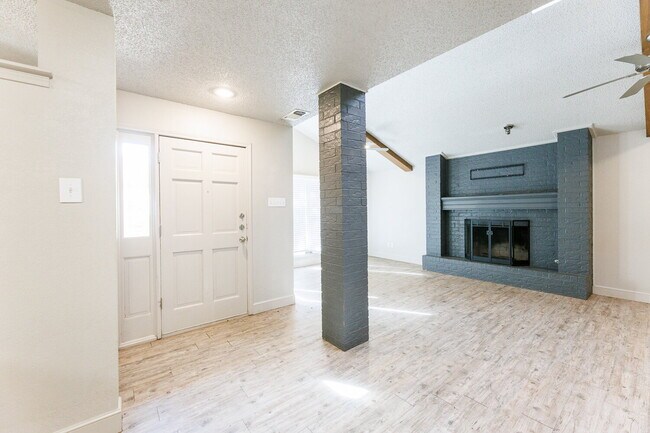Building Photo - Spacious 3/2/2