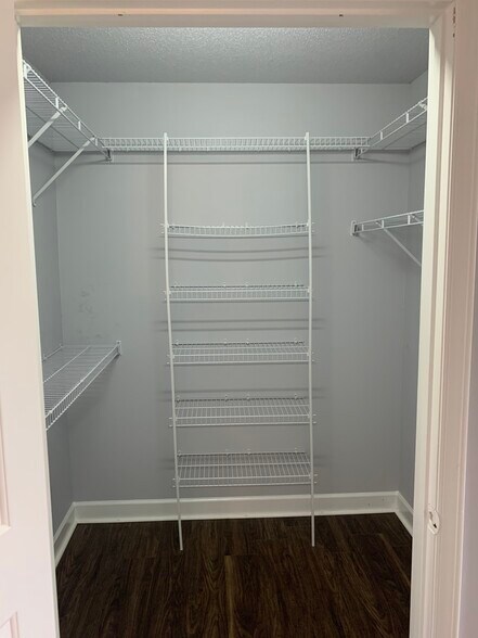 Building Photo - 1950 Hawkcrest Ct