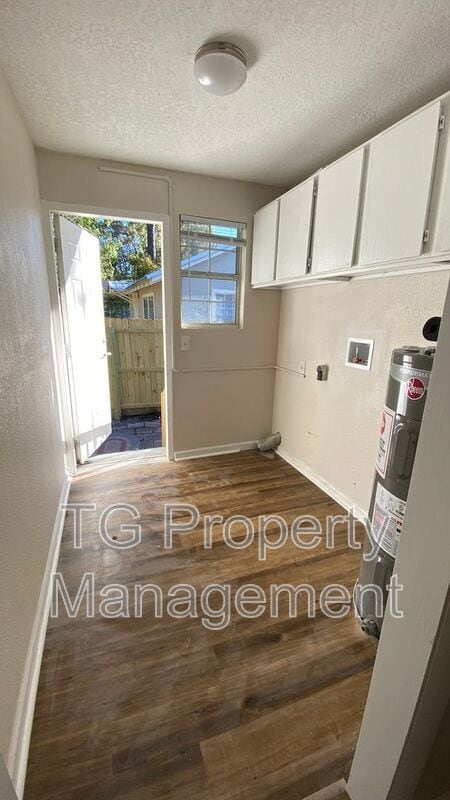 Building Photo - 4550 Crescent St