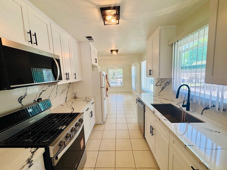 Building Photo - 6534 Balcom Ave