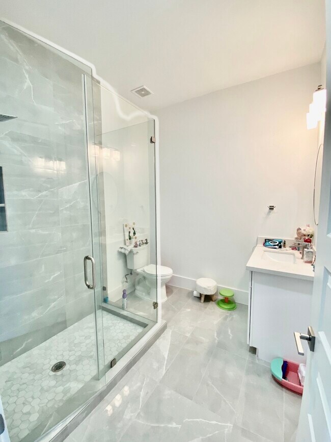 Building Photo - 114 Bentwood Dr