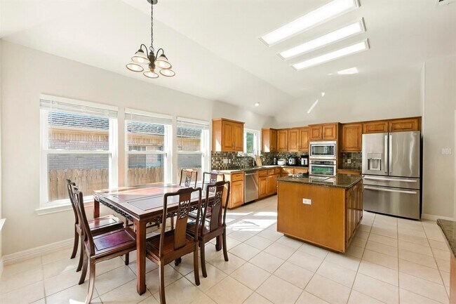 Building Photo - 9281 Scenic Bluff Dr