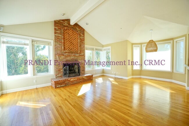 Building Photo - Exclusive Home in Gated Community!