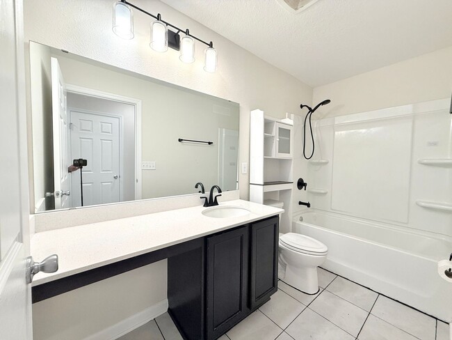 Building Photo - Beautiful 4BR Home with Open Floor Plan & Fully Fenced Backyard
