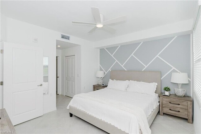 Building Photo - 15285 Green Acre Avenue Unit 418