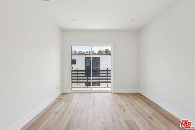 Building Photo - 2113 Holly Dr
