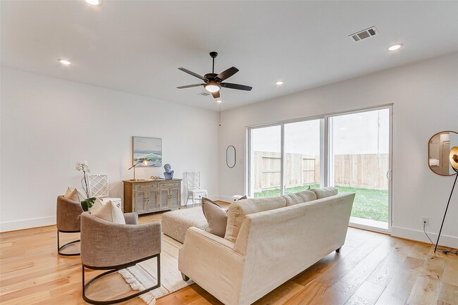 Building Photo - 7818 Janak Dr