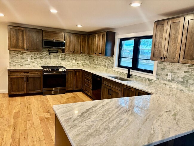 Building Photo - Spacious House. Expansive Lot. Prime Location