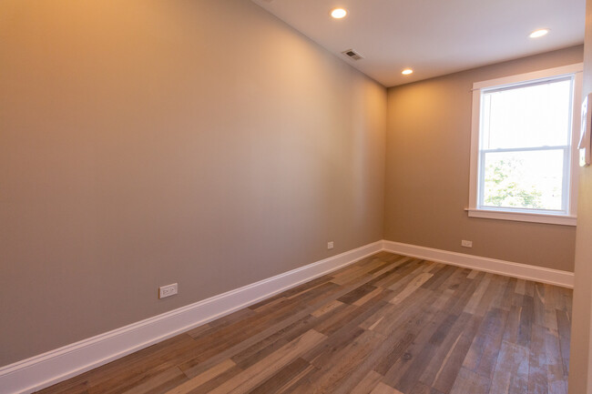 Building Photo - 2850 W Barry Ave