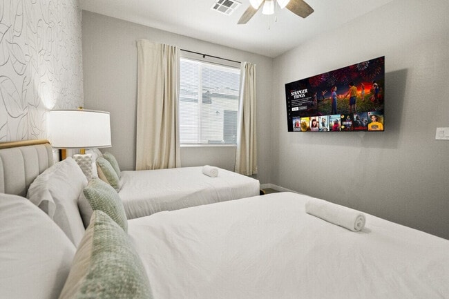 Building Photo - 6606 W Paradise Ln