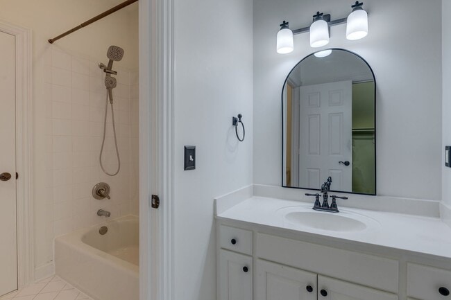 Building Photo - 4-Bed/4-Bath in Brentwood-- Walk to Kenros...