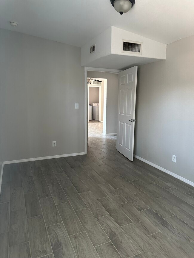 Building Photo - 1317 E Adams St