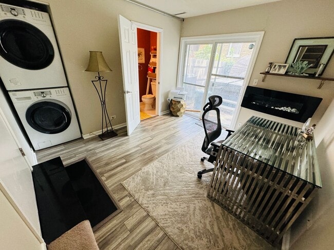 Building Photo - Spacious 3 Bedroom Townhouse