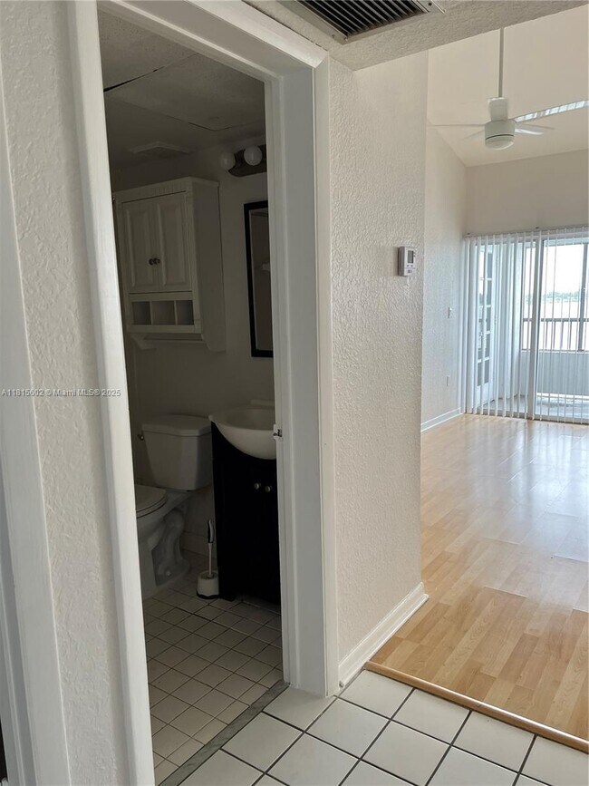 Building Photo - 2811 N Oakland Forest Dr