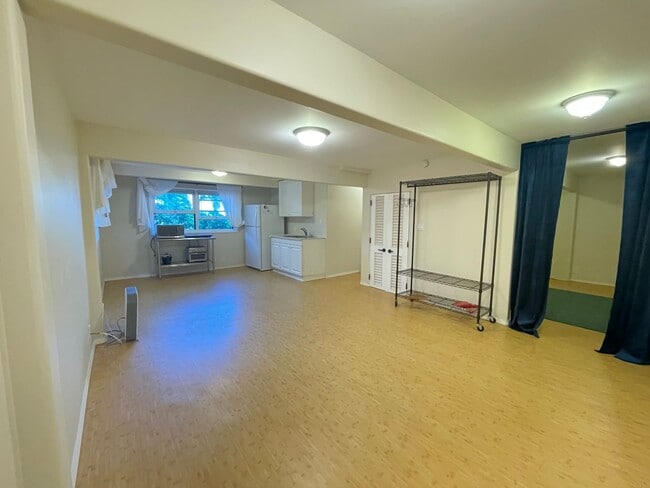 Building Photo - 1 bedroom 1 bath close to town