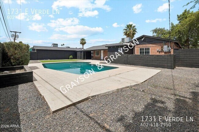 Building Photo - Beautiful Brick Home in Phoenix