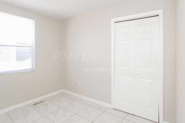 Building Photo - 3014 W 10th St