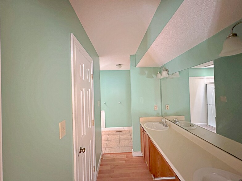 Building Photo - 102 Rock Nest Ct