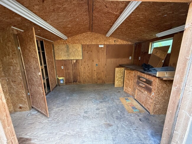 Building Photo - Newly refreshed home