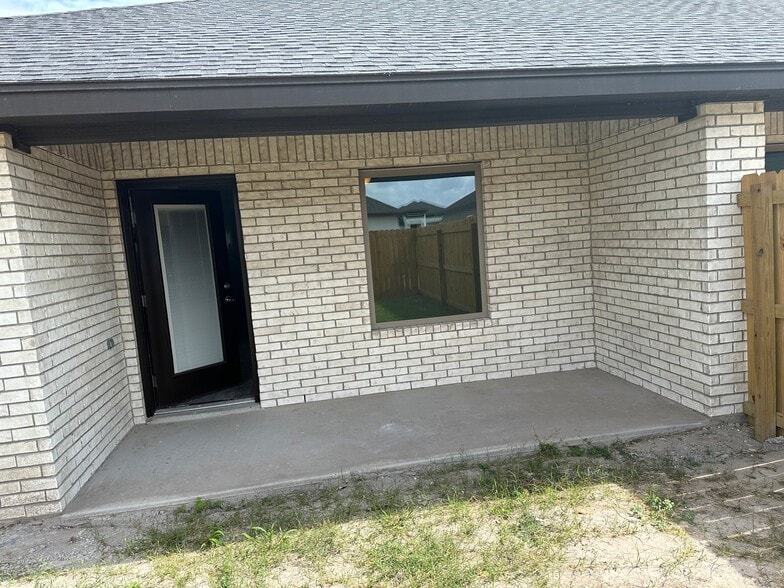 Building Photo - 372 Uva Ln