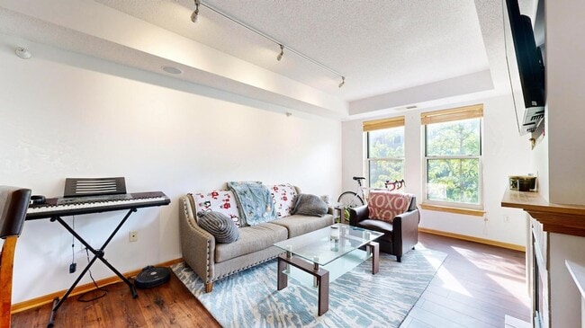 Building Photo - 560 N 2nd St