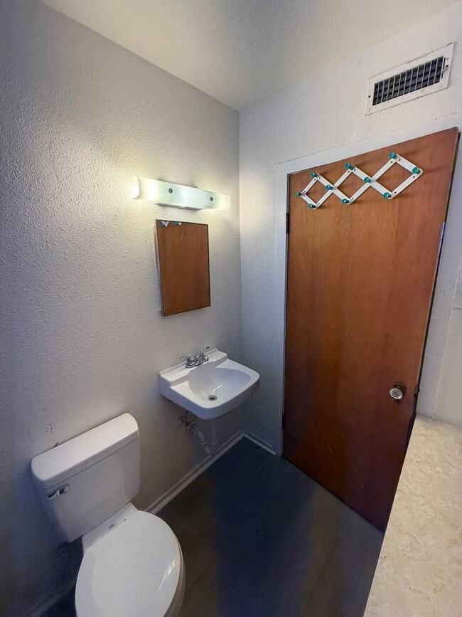 Building Photo - 2 Bed 1 Bath Home