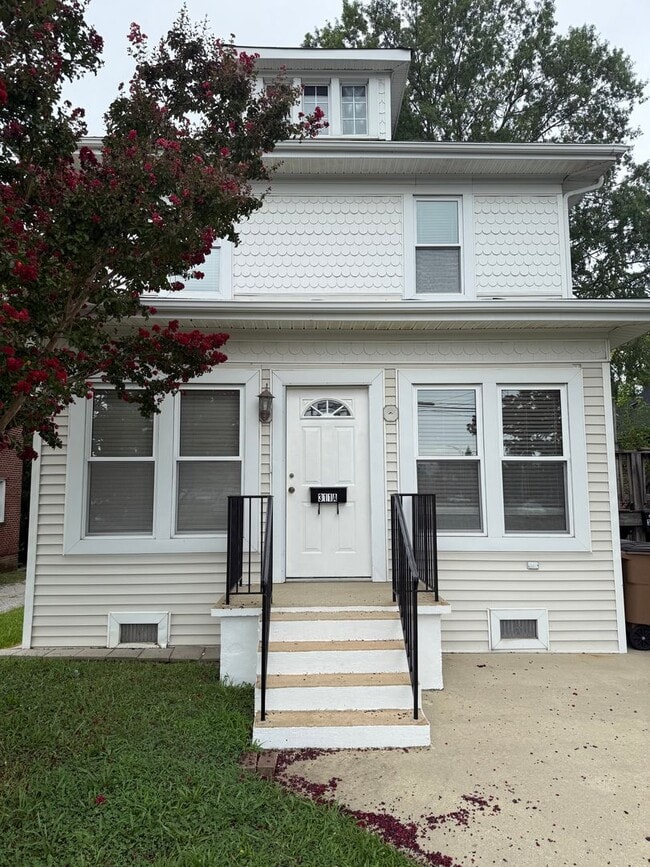 Building Photo - Spacious 1 Bedroom Convenient to Downtown ...