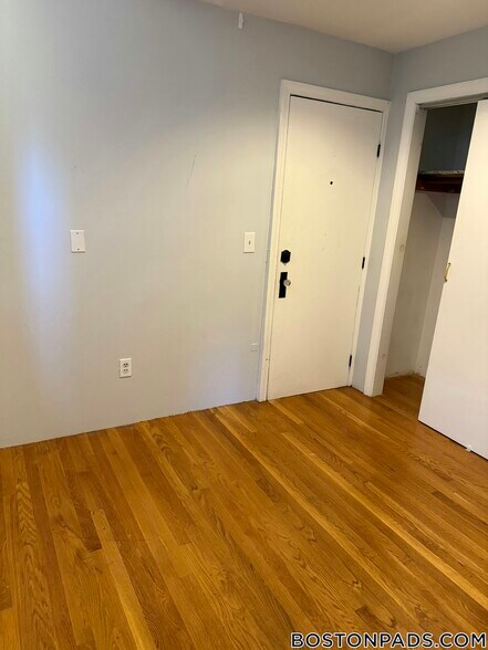 Building Photo - 452 Park Dr