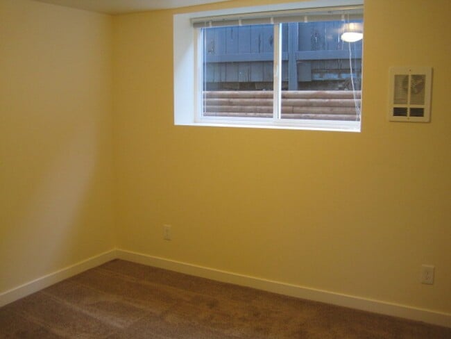 Building Photo - 947