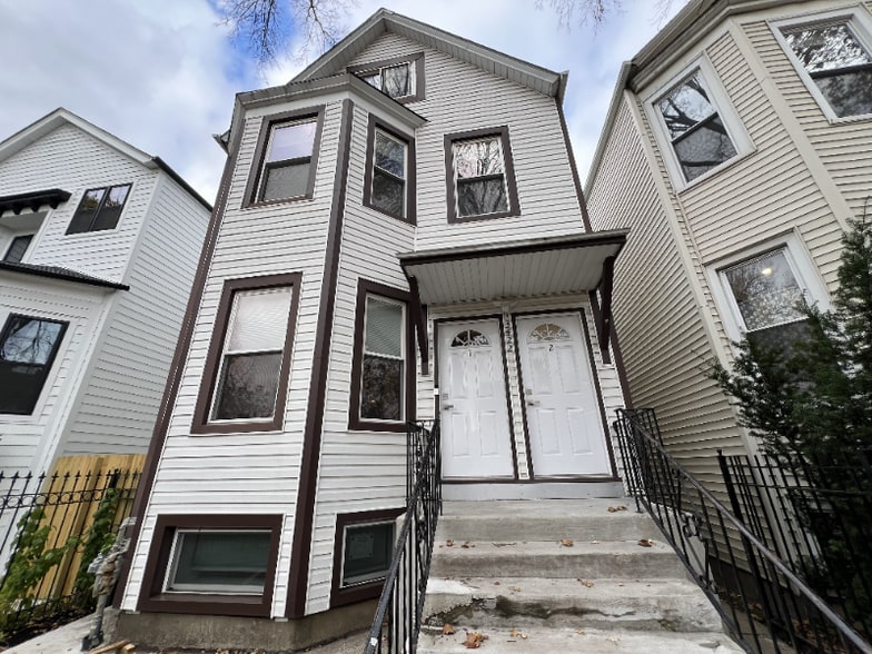 Building Photo - 3422 W Schubert Ave