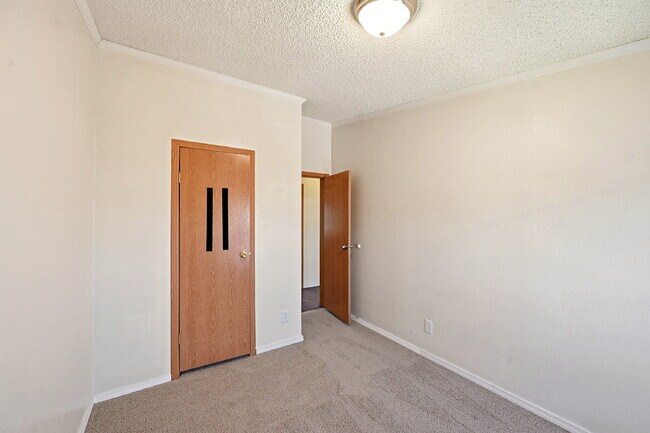 Building Photo - $2,595.95, 5 bed, 3.5 bath with a fenced back yard