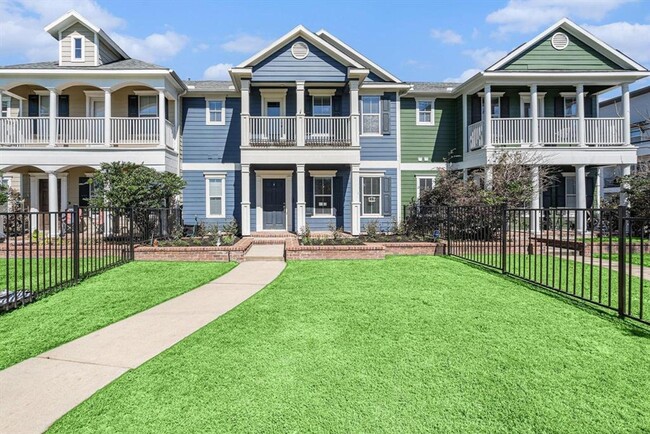 Primary Photo - Stunning Victorian Townhouse!