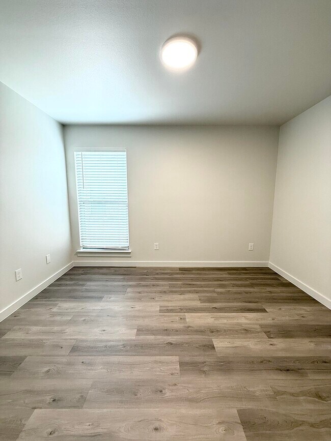 Building Photo - 2501 Kenwood Ave