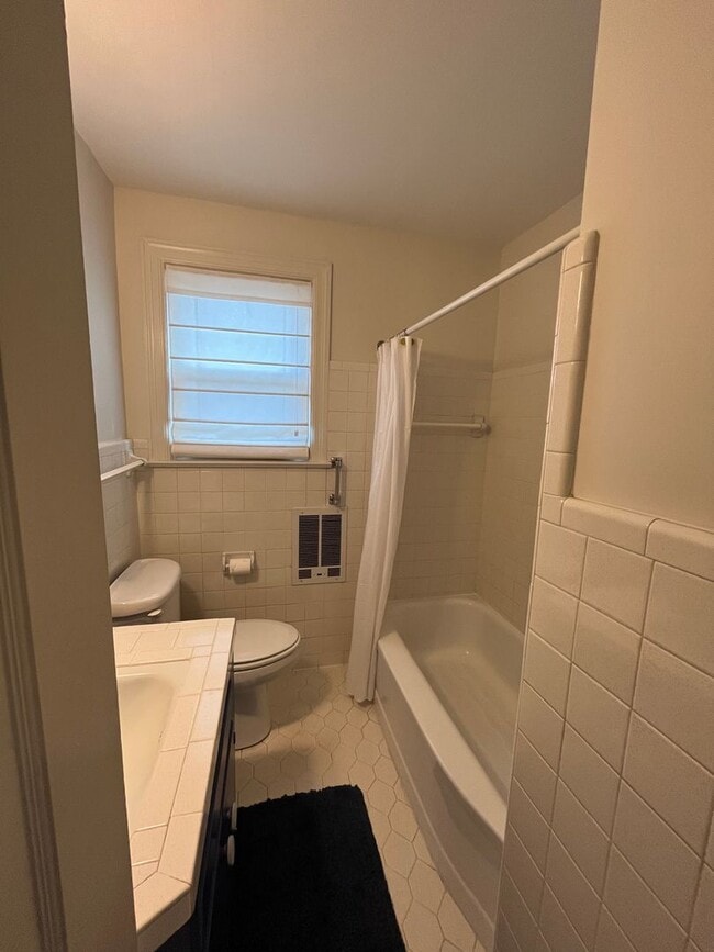 Building Photo - Renovated 2 Bedroom/ 1 Bath Duplex minutes to 12th South, Lipscomb, Belmont and Vandy with 2 Car ...