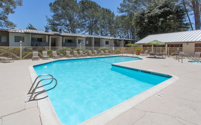 Building Photo - Sleek and Stylish 2 Bedroom Condo in Encin...