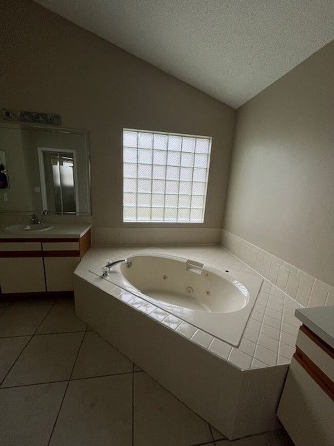 Building Photo - FREE First Month of Rent! **4/2 in Copperf...