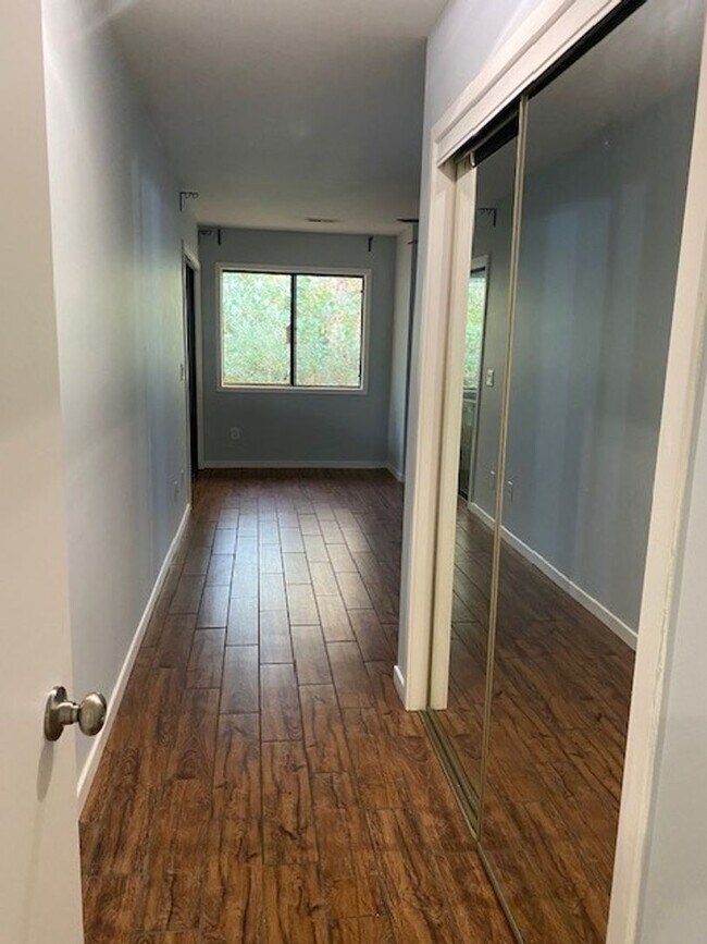 Building Photo - Introducing a charming condo in the heart of Wilmington, NC.