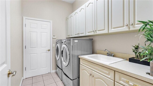Building Photo - 2630 High Ridge Dr
