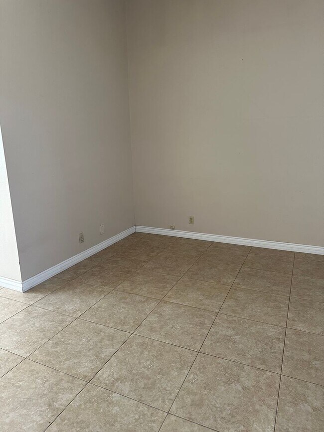 Building Photo - For Rent - Cozy 3 Bed, 2 Bath + Den