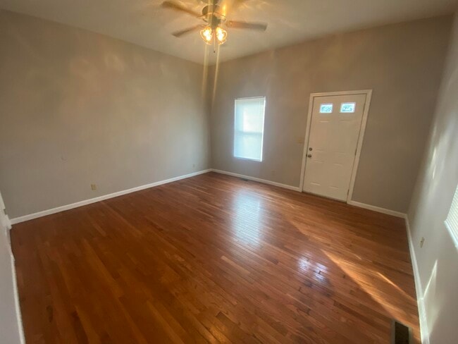 Building Photo - 422 Hodge St