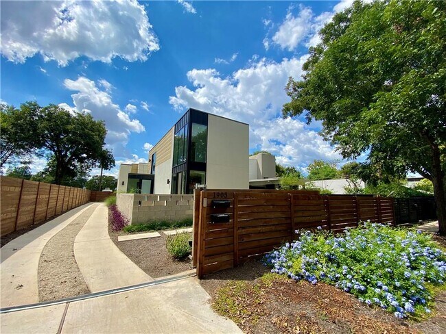 Building Photo - 1905 Riverview St