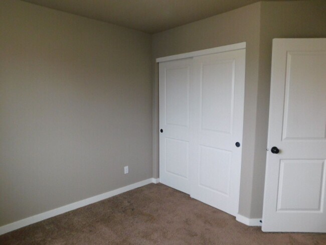 Building Photo - 4Bd/2.5Ba Two Story House - Available to View!