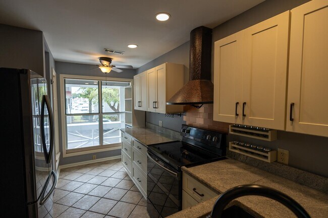 Building Photo - 1473 S Mariners Pointe