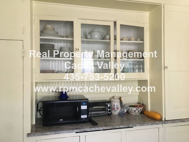 Building Photo - Charming 4 bedroom house. Available in Jul...