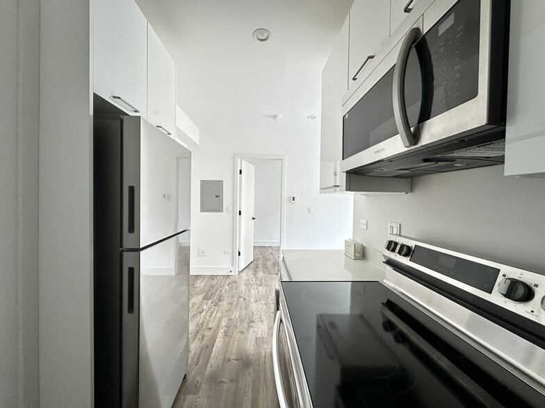 Building Photo - 941 W Carmen Ave